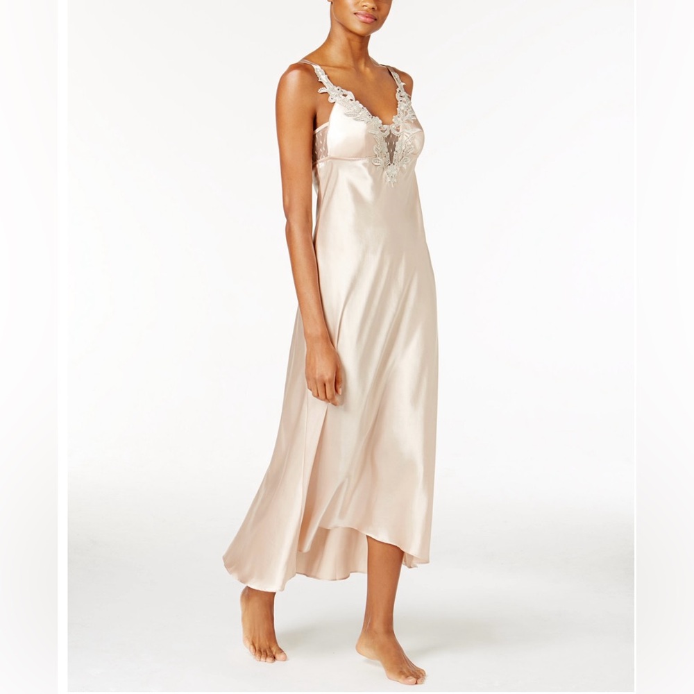 A two-piece set from Flora, consisting of a nightgown and robe. - Picture 8 of 11